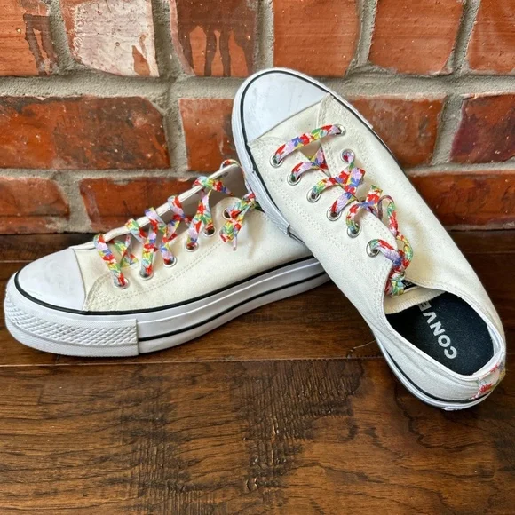 CONVERSE Limited Edition cream low top platform converse with floral  detail🌸